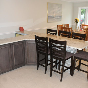 Starmark Kitchen in Maple Ridgeville w/ Decorative Edge in Slate w/ Ebony Glaze