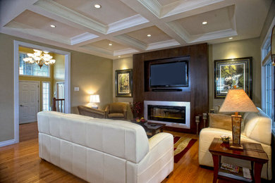 Example of a transitional home design design in Toronto