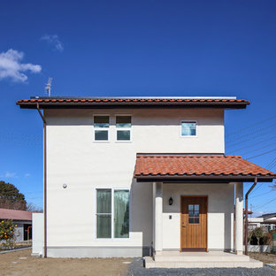 他の地域のカントリー風おしゃれな家の外観 (漆喰サイディング、切妻屋根、戸建、瓦屋根) の写真