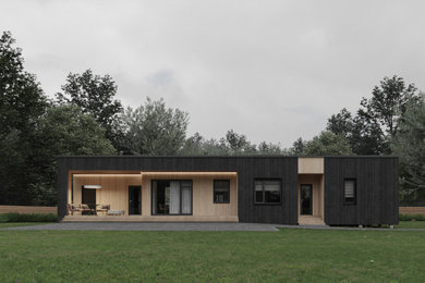 Стильный дизайн: маленький, одноэтажный, деревянный частный загородный дом в скандинавском стиле с плоской крышей для на участке и в саду - последний тренд