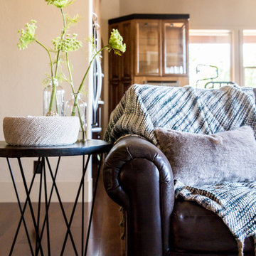 End table with accessories