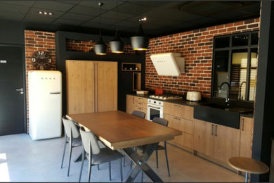 Réalisation d'une cuisine urbaine de taille moyenne avec un plan de travail en granite.
