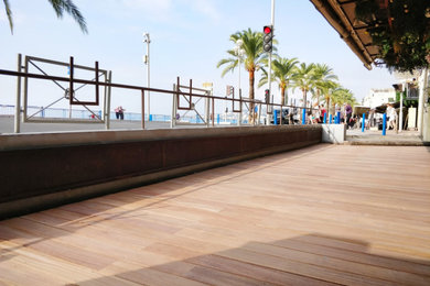 This is an example of a mid-sized contemporary deck in Nice.