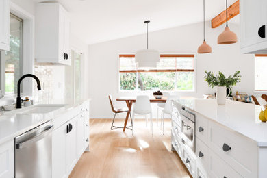 Photo of a modern kitchen in Seattle.