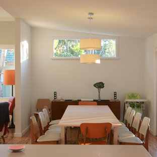 セントラルコーストの中サイズのコンテンポラリースタイルのLDKの画像 (無垢フローリング、暖炉なし)