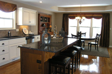 Design ideas for a traditional kitchen in Kansas City.