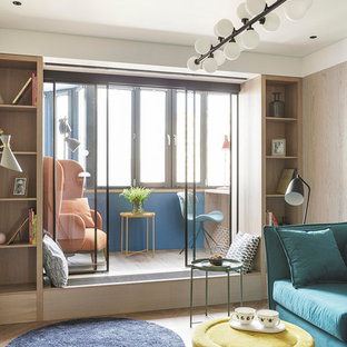 Создайте стильный интерьер: изолированная, парадная гостиная комната в современном стиле с бежевыми стенами, светлым паркетным полом и бежевым полом - последний тренд