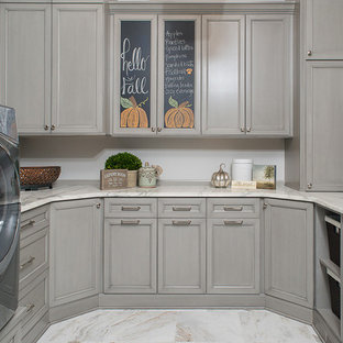 Modelo de cuarto de lavado tradicional con armarios con paneles empotrados y puertas de armario grises