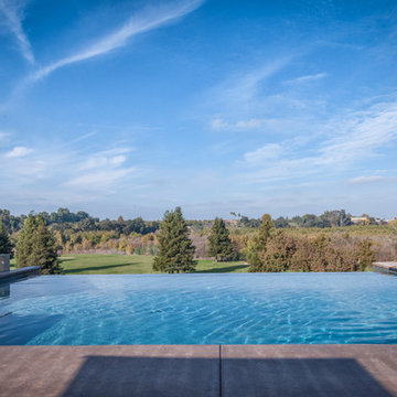 Contemporary Outdoor Entertaining / Pool House