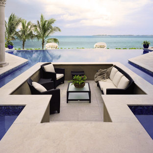 Geräumiger, Gefliester Klassischer Infinity-Pool hinter dem Haus in individueller Form in Sonstige