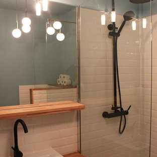 Idee per una piccola stanza da bagno con doccia moderna con WC sospeso, piastrelle bianche, piastrelle diamantate, pareti blu, pavimento con piastrelle in ceramica, lavabo da incasso, top in legno, pavimento multicolore e top arancione