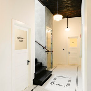 Idee per un ingresso o corridoio industriale con pareti bianche e pavimento bianco
