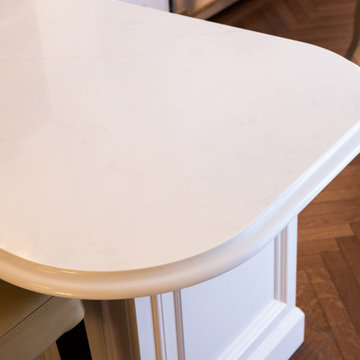 Traditional Lay-On Panelled with Large Mouldings Shaker Kitchen
