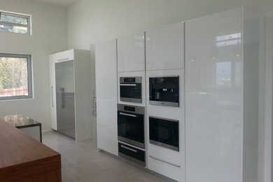 Trendy white floor kitchen photo in Los Angeles