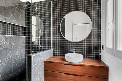 Cette photo montre une salle de bain tendance.