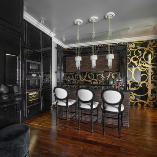 Неиссякаемый источник вдохновения для домашнего уюта: угловая кухня-гостиная среднего размера в стиле фьюжн с врезной раковиной, фасадами с выступающей филенкой, черными фасадами, столешницей из кварцита, разноцветным фартуком, фартуком из стекла, техникой из нержавеющей стали и паркетным полом среднего тона