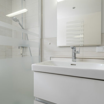 Helles Badezimmer mit bodengleicher Dusche