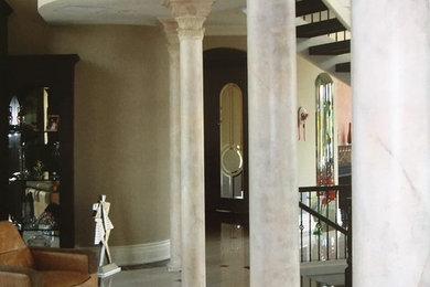 Réalisation d'un hall d'entrée design de taille moyenne avec un mur beige et un sol en carrelage de porcelaine.