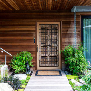 Ispirazione per una porta d'ingresso etnica con parquet chiaro, una porta singola e una porta in legno chiaro