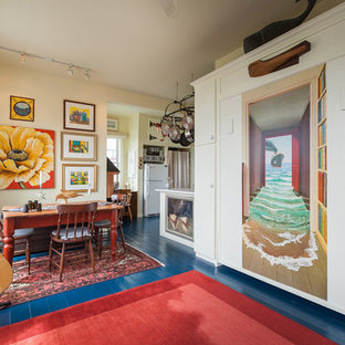 Maritimes Esszimmer mit gebeiztem Holzboden und blauem Boden in Sonstige