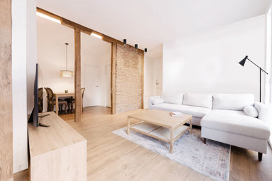 Modelo de sala de estar abierta actual pequeña con paredes blancas, suelo vinílico, televisor independiente, suelo marrón, bandeja, ladrillo y alfombra