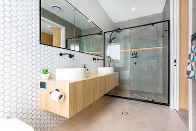 Inspiration for a modern bathroom in Canberra - Queanbeyan.