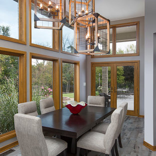 コロンバスの巨大なコンテンポラリースタイルのLDKの画像 (セラミックタイルの床、グレーの壁、暖炉なし、グレーの床)