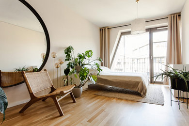 Mittelgroßes Modernes Gästezimmer mit weißer Wandfarbe, hellem Holzboden und braunem Boden in Berlin