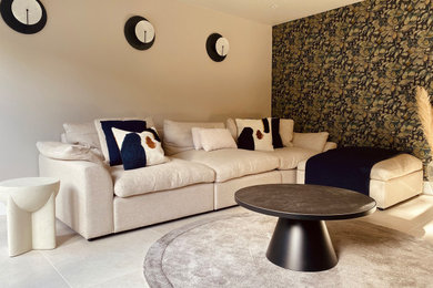Ejemplo de salón actual grande con paredes beige, suelo de baldosas de cerámica, suelo beige, papel pintado y televisor colgado en la pared