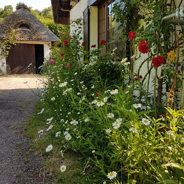 l'allée fleurie et le garage en chaumes