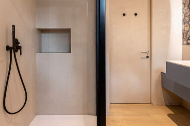 Foto di una stanza da bagno minimal con parquet chiaro