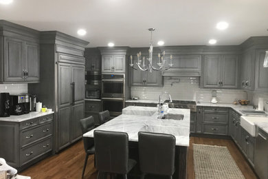Eat-in kitchen - large traditional eat-in kitchen idea in New York with an island