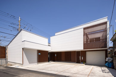 Inspiration for a modern two-storey white house exterior in Tokyo Suburbs with mixed siding, a shed roof, a metal roof and a grey roof.