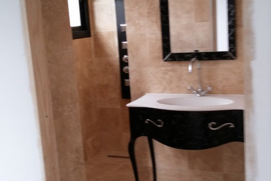 Foto de cuarto de baño principal moderno de tamaño medio