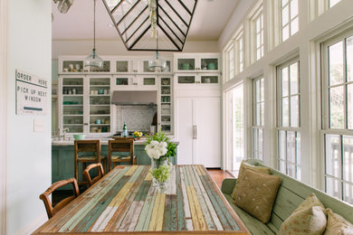 Foto de comedor de cocina de estilo de casa de campo de tamaño medio con paredes blancas, suelo de madera clara y bandeja