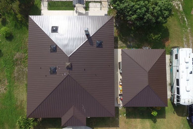 Foto de fachada de casa grande de una planta con tejado de metal