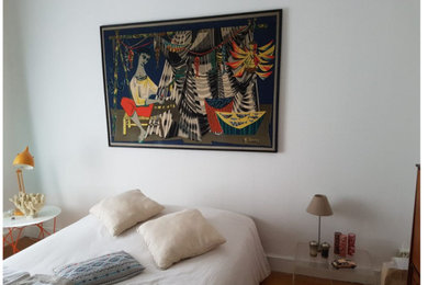 Imagen de dormitorio principal vintage de tamaño medio con paredes beige y suelo blanco