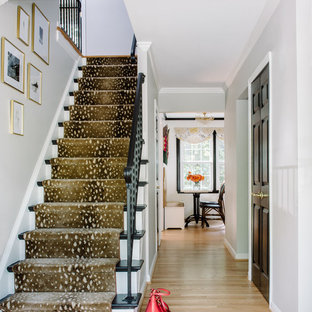 Idéer för små eklektiska foajéer, med grå väggar, ljust trägolv, en dubbeldörr, mörk trädörr och brunt golv