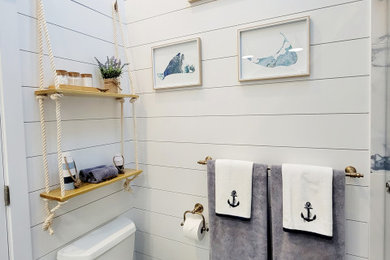 Foto de cuarto de baño marinero de tamaño medio con sanitario de dos piezas, paredes blancas, imitación a madera, suelo blanco, machihembrado y machihembrado