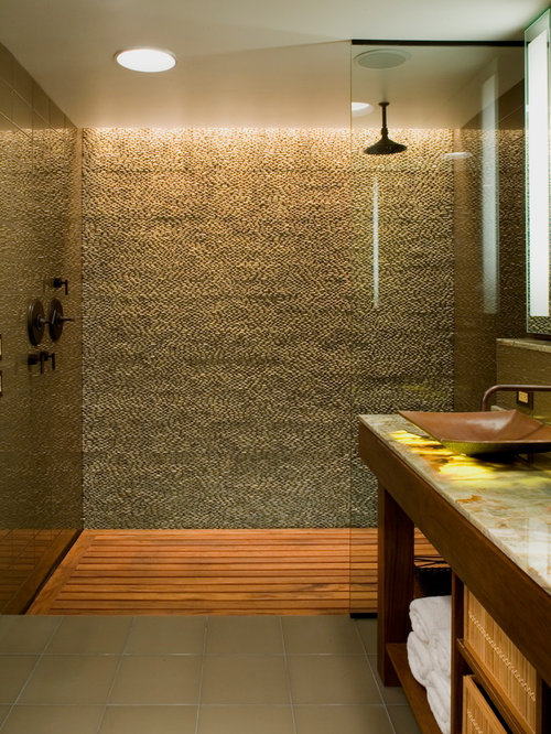 Badezimmer mit Onyx-Waschbecken/Waschtisch und Glasfliesen Ideen