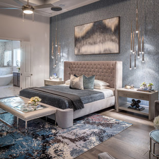 Großes Modernes Hauptschlafzimmer mit braunem Boden, Tapetenwänden, grauer Wandfarbe, dunklem Holzboden und eingelassener Decke in Houston