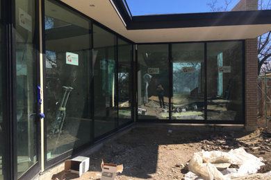 Example of a minimalist home design design in Austin
