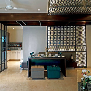 バンガロールの小さいコンテンポラリースタイルのLDKの画像 (ベージュの壁、ベージュの床)