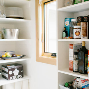 Inspiration för ett mellanstort funkis kök, med öppna hyllor, skåp i ljust trä, mörkt trägolv och brunt golv