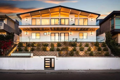 サンディエゴにある高級なビーチスタイルのおしゃれな大きな家の写真