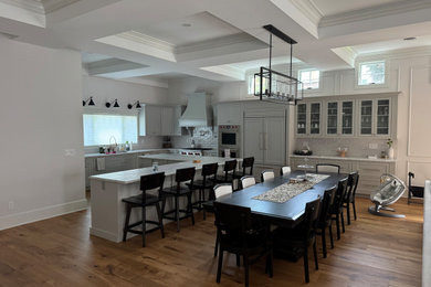 Dining room - cottage dining room idea in New York
