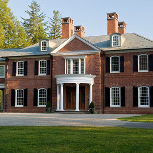 ニューヨークのトラディショナルスタイルのおしゃれな家の外観 (レンガサイディング、切妻屋根、茶色い外壁) の写真