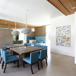 Großes Modernes Esszimmer ohne Kamin mit weißer Wandfarbe, beigem Boden und Laminat in Miami