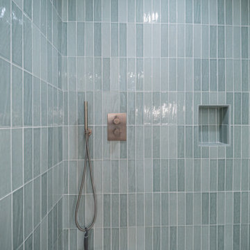 Vertical blue-green shower tile with niche - Calabasas