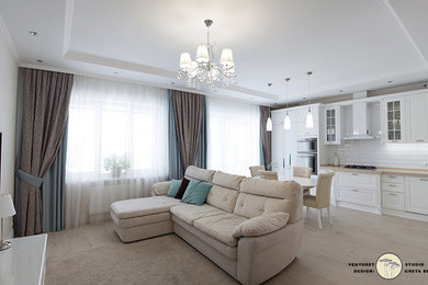 Imagen de salón abierto tradicional renovado de tamaño medio con paredes blancas, suelo de madera en tonos medios, televisor colgado en la pared y suelo beige